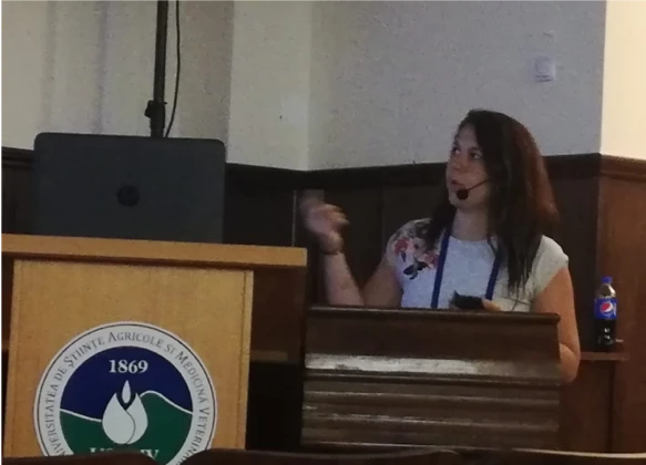 María Teresa Ruiz Campillo present a poster in the ESVP-ECVP Annual Meeting